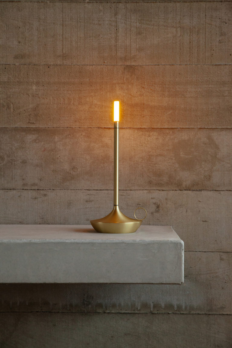Enhanced Product Title: "Tragbare Tischlampe mit USB-Ladefunktion – Dimmbare LED, Kabelloses Design für Innen- und Außenbereich" 

This title includes relevant keywords and features that can help improve visibility and appeal in Google Shopping searches.