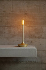 Enhanced Product Title: "Tragbare Tischlampe mit USB-Ladefunktion – Dimmbare LED, Kabelloses Design für Innen- und Außenbereich" 

This title includes relevant keywords and features that can help improve visibility and appeal in Google Shopping searches.