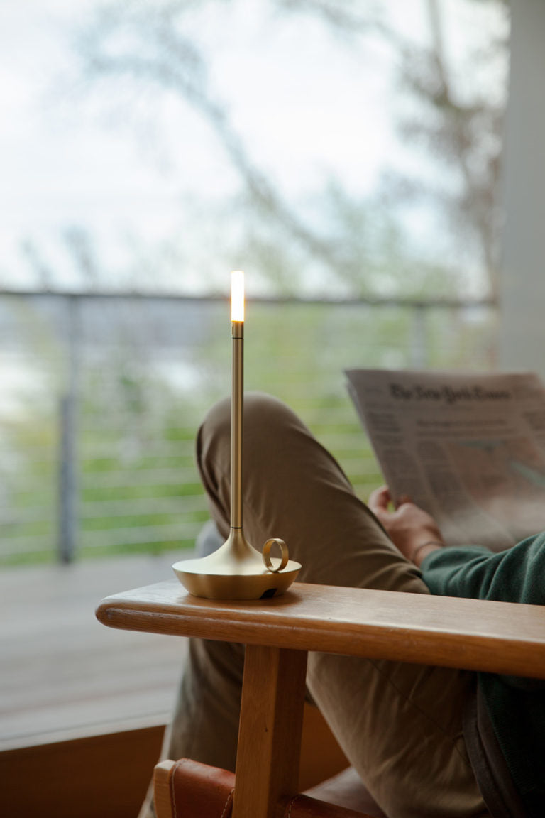 Enhanced Product Title: "Tragbare Tischlampe mit USB-Ladefunktion – Dimmbare LED, Kabelloses Design für Innen- und Außenbereich" 

This title includes relevant keywords and features that can help improve visibility and appeal in Google Shopping searches.