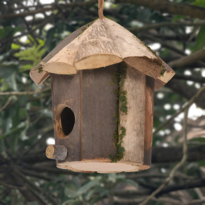 Optimized Product Title: "Hölzernes Vogelhaus mit Aufhängeband - Handgefertigtes, Wetterfestes Design für Garten und Balkon" 

This title includes relevant keywords and phrases that can improve search visibility while providing potential customers with mo