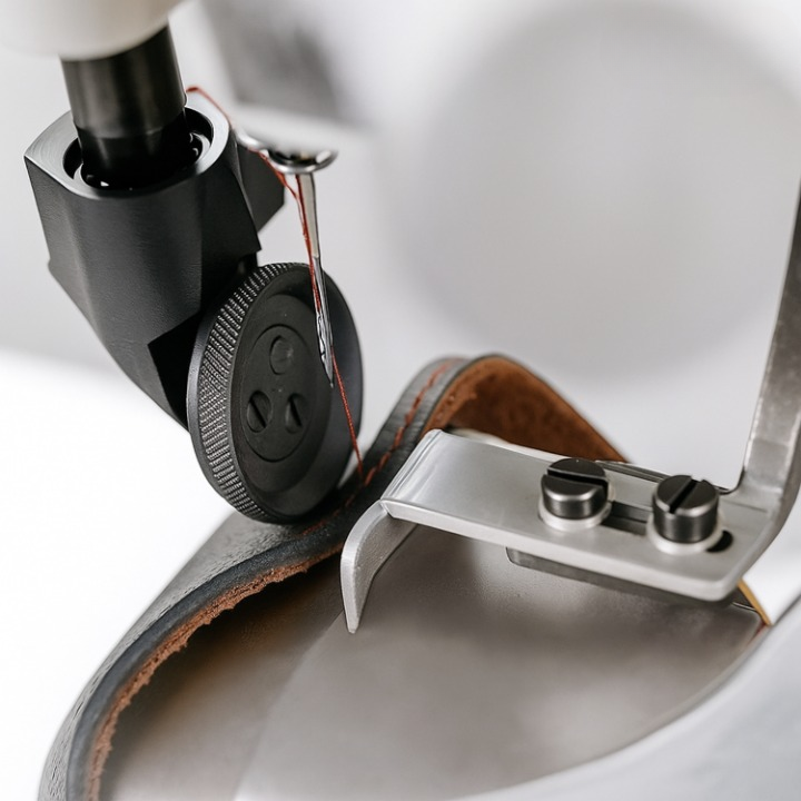 Optimized Product Title: "Hochwertiger Leder-Rollenfuß für Nähmaschine – Präzises Nähen & Vielseitige Anwendung" 

This title includes keywords that enhance search visibility while also highlighting the product's quality and versatility.