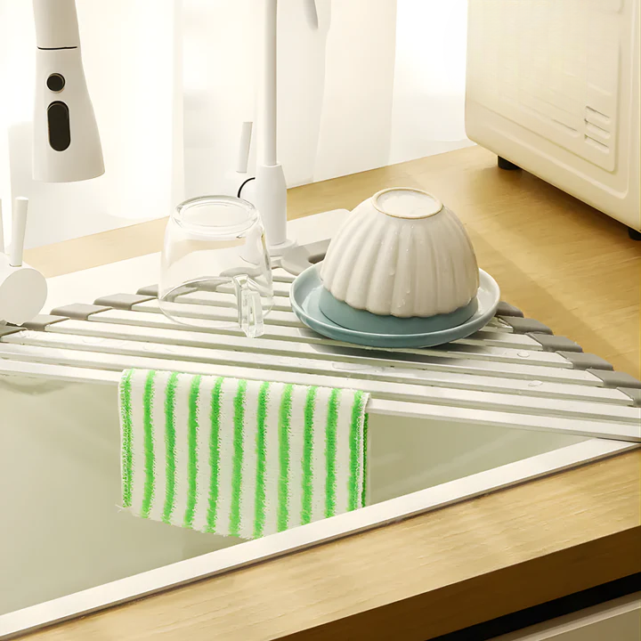 Optimized Product Title: "Dreieckiger Eck-Küchenorganizer mit Abfluss – Effiziente Entwässerung direkt ins Spülbecken" 

This title includes relevant keywords while clearly describing the product's features and benefits, making it more appealing for Googl