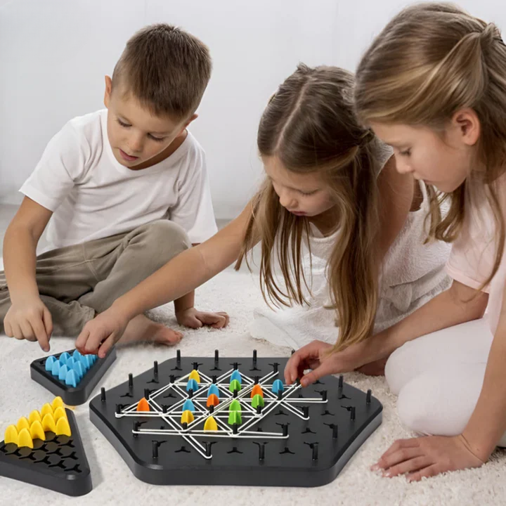 Enhanced Product Title: "Strategie-Dreieckspiel – Dominieren Sie das Spielfeld mit strategischem Dreiecke-Bilden | Spannendes Brettspiel für Taktikliebhaber" 

This title includes relevant keywords while emphasizing the game's strategic aspect and appeal