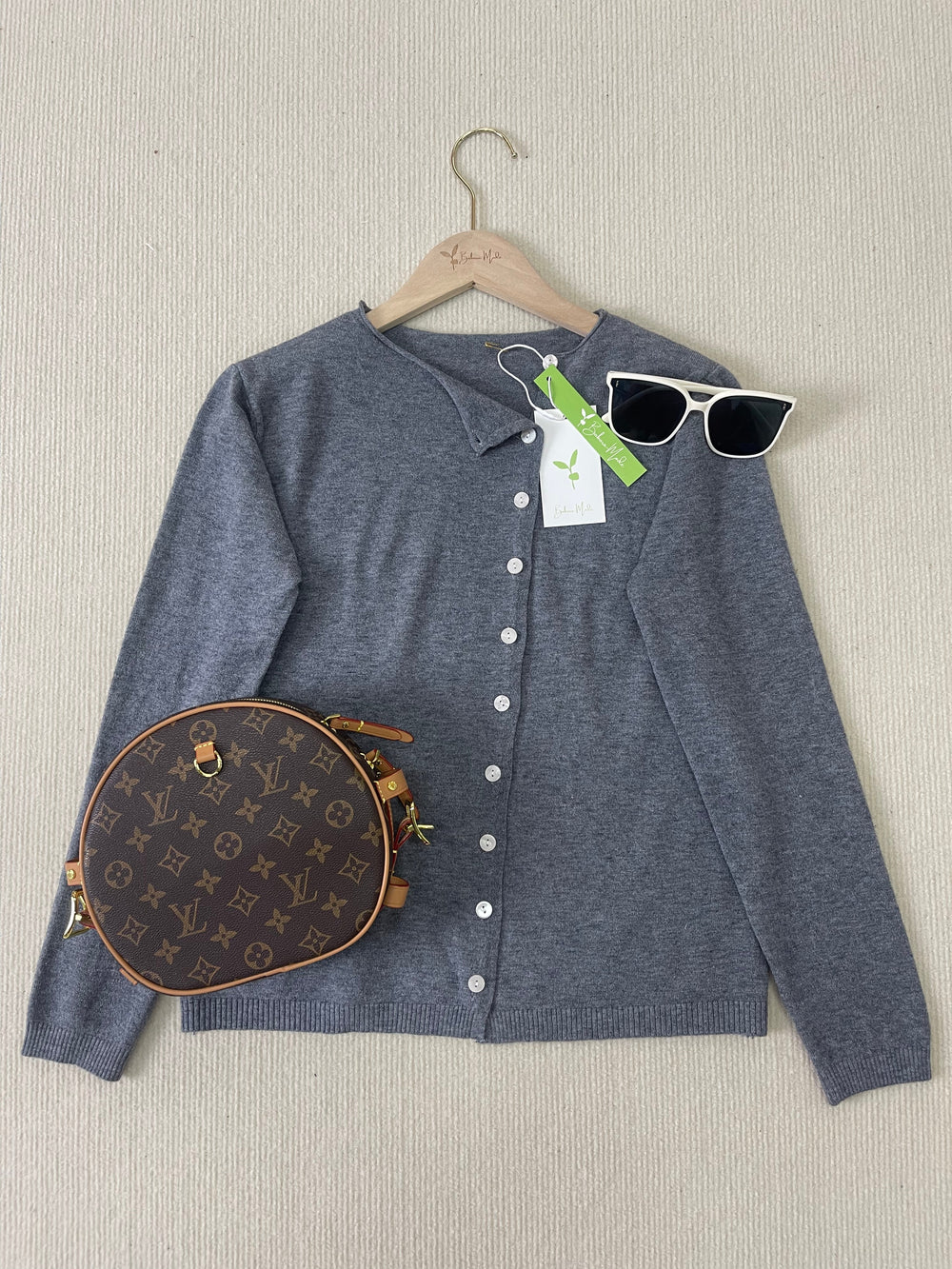 Enhanced Product Title: "Aurora - Eleganter, Schlichter Pullover mit Langen Ärmeln für Damen – Bequemer, Vielseitiger Stil für Jeden Anlass" 

This title includes relevant keywords and phrases that can improve visibility and attract potential buyers.