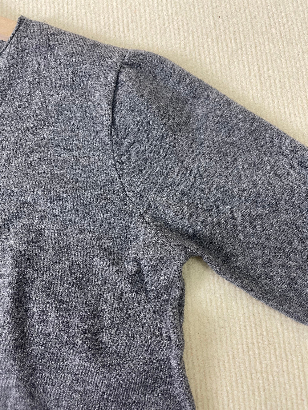 Enhanced Product Title: "Aurora - Eleganter, Schlichter Pullover mit Langen Ärmeln für Damen – Bequemer, Vielseitiger Stil für Jeden Anlass" 

This title includes relevant keywords and phrases that can improve visibility and attract potential buyers.