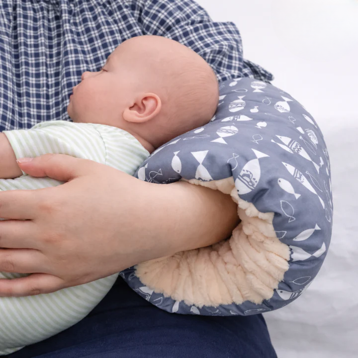 Enhanced Product Title: "Arm-Stillkissen für Stillende – Ergonomische Unterstützung für Komfort beim Stillen" 

This title includes relevant keywords while emphasizing the product's benefits, making it more appealing for Google Shopping searches.
