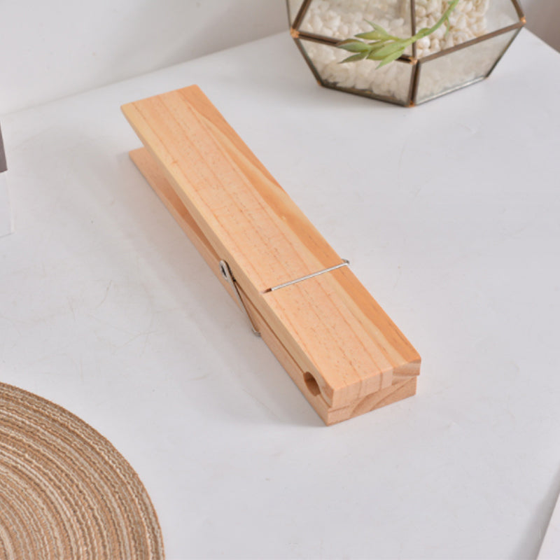 Optimized Product Title: "Holz Handtuchhalter mit Klammer – Stilvoller und Funktionaler Handtuchhalter aus Holz für Küche und Bad" 

This title includes relevant keywords while providing a clearer description of the product's use and appeal.