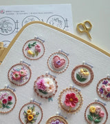 Blumen-Stickerei-Starter-Set – 12 Motive, Komplett Ausgestattet für Einsteiger | Hochwertige Stickmaterialien & Anleitung