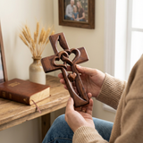 Enhanced Product Title: "Holzkreuz Wanddeko mit Verschlungenen Herzen – Rustikale Wandkunst für Romantische Dekoration" 

This title includes relevant keywords while providing additional context to attract potential buyers.