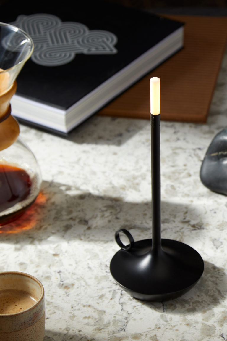 Enhanced Product Title: "Tragbare Tischlampe mit USB-Ladefunktion – Dimmbare LED, Kabelloses Design für Innen- und Außenbereich" 

This title includes relevant keywords and features that can help improve visibility and appeal in Google Shopping searches.
