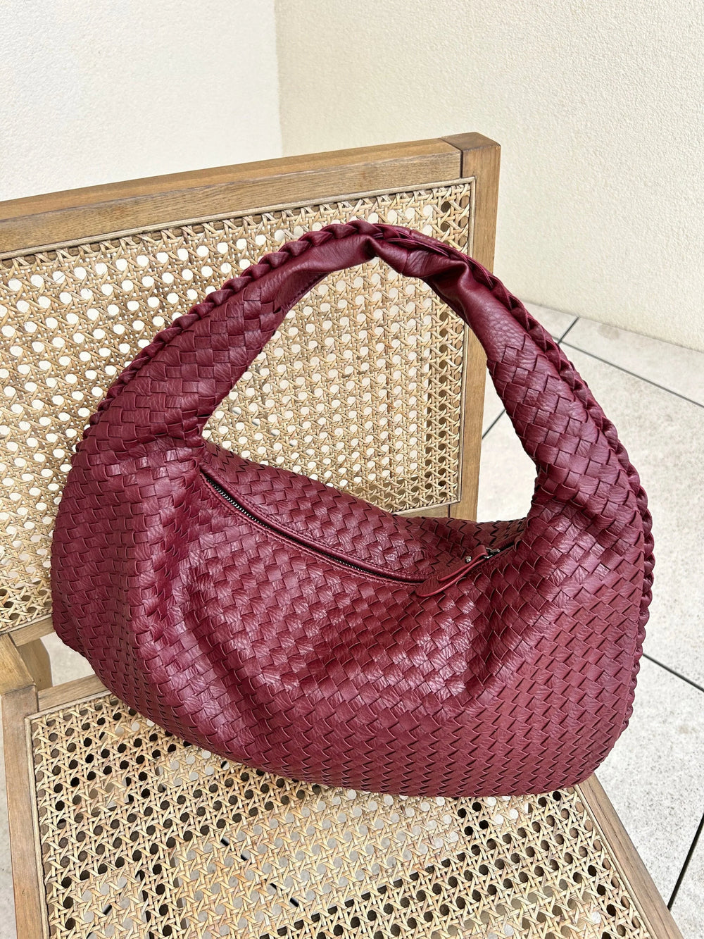 Optimized Product Title: "Geflochtene Leder Hobo Bag mit Reißverschluss – Stilvolle Handtasche für Damen, Hochwertiges Echtleder, Perfekt für Alltag und Ausgehen" 

This title includes relevant keywords while highlighting the product's features and appeal