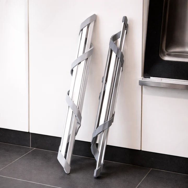 Optimized Product Title: "Dreieckiger Eck-Küchenorganizer mit Abfluss – Effiziente Entwässerung direkt ins Spülbecken" 

This title includes relevant keywords while clearly describing the product's features and benefits, making it more appealing for Googl