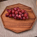 Optimized Product Title: "Achteckiges Holz-Servierbrett mit Dekorativem Muster – Hochwertiges Schneidebrett für Küche und Tischdekoration" 

This title includes relevant keywords while maintaining clarity and appeal for potential buyers.