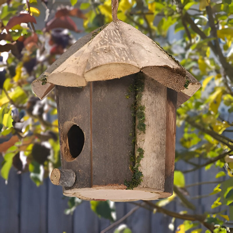 Optimized Product Title: "Hölzernes Vogelhaus mit Aufhängeband - Handgefertigtes, Wetterfestes Design für Garten und Balkon" 

This title includes relevant keywords and phrases that can improve search visibility while providing potential customers with mo