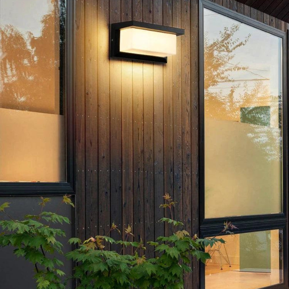 Optimized Product Title:  
"Wetterfeste 20W Außen-LED-Wandleuchte mit Bewegungsmelder – Energiesparend & Langlebig für Sicherheit im Freien"  

This title includes relevant keywords while providing additional details that may attract potential buyers.