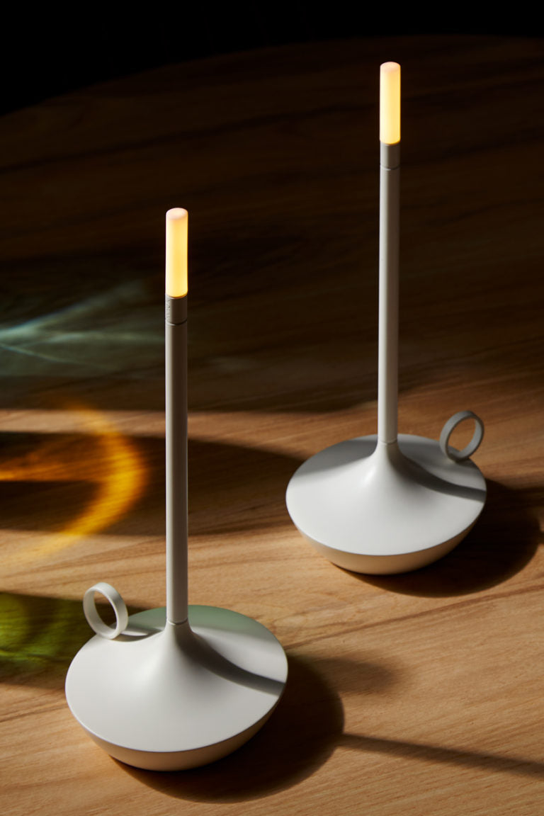 Enhanced Product Title: "Tragbare Tischlampe mit USB-Ladefunktion – Dimmbare LED, Kabelloses Design für Innen- und Außenbereich" 

This title includes relevant keywords and features that can help improve visibility and appeal in Google Shopping searches.