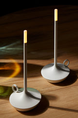 Enhanced Product Title: "Tragbare Tischlampe mit USB-Ladefunktion – Dimmbare LED, Kabelloses Design für Innen- und Außenbereich" 

This title includes relevant keywords and features that can help improve visibility and appeal in Google Shopping searches.