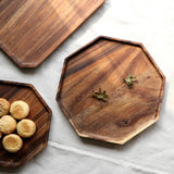 Optimized Product Title: "Achteckiges Holz-Servierbrett mit Dekorativem Muster – Hochwertiges Schneidebrett für Küche und Tischdekoration" 

This title includes relevant keywords while maintaining clarity and appeal for potential buyers.