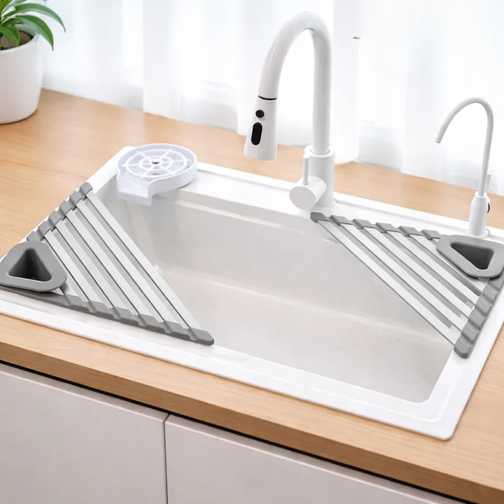 Optimized Product Title: "Dreieckiger Eck-Küchenorganizer mit Abfluss – Effiziente Entwässerung direkt ins Spülbecken" 

This title includes relevant keywords while clearly describing the product's features and benefits, making it more appealing for Googl