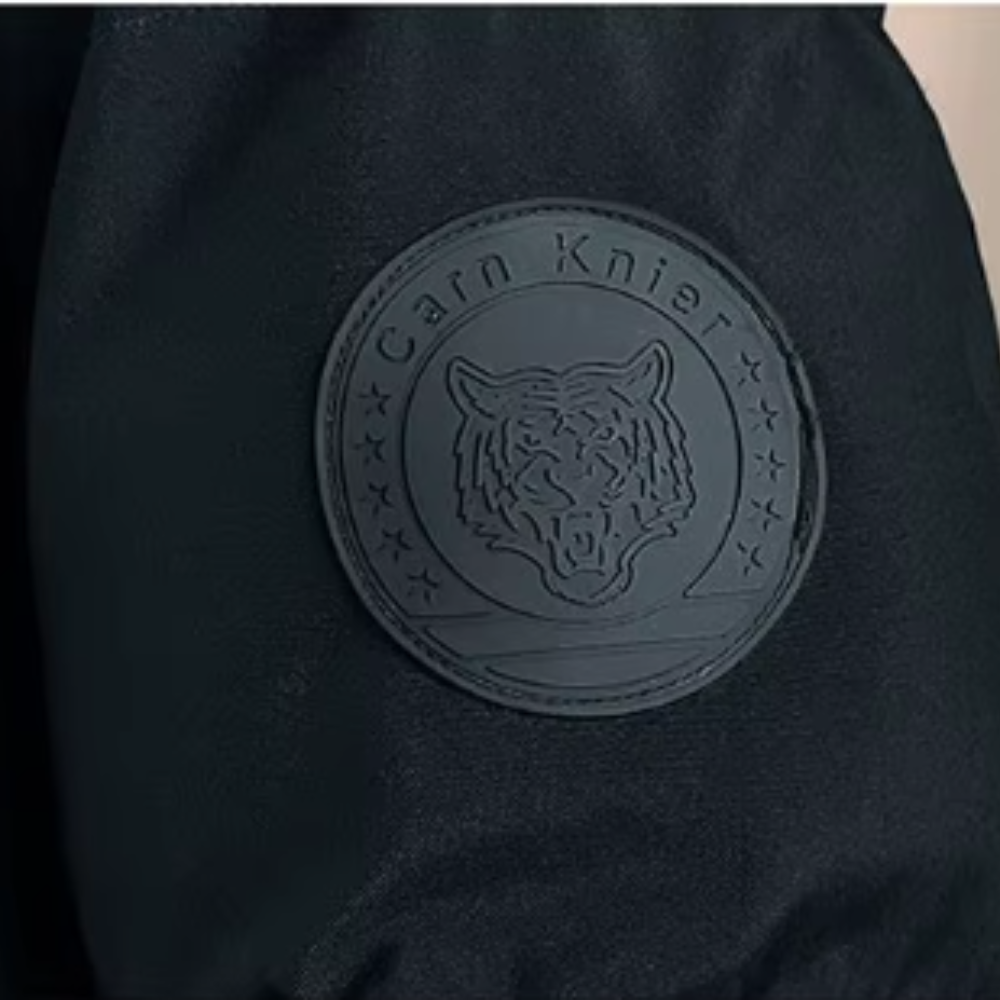 Optimized Product Title: "Elegante Winddichte Herrenjacke – Stylische und Funktionale Outdoor-Jacke für Herren" 

This title includes relevant keywords while providing additional details that may attract more clicks.