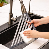 Optimized Product Title: "Dreieckiger Eck-Küchenorganizer mit Abfluss – Effiziente Entwässerung direkt ins Spülbecken" 

This title includes relevant keywords while clearly describing the product's features and benefits, making it more appealing for Googl