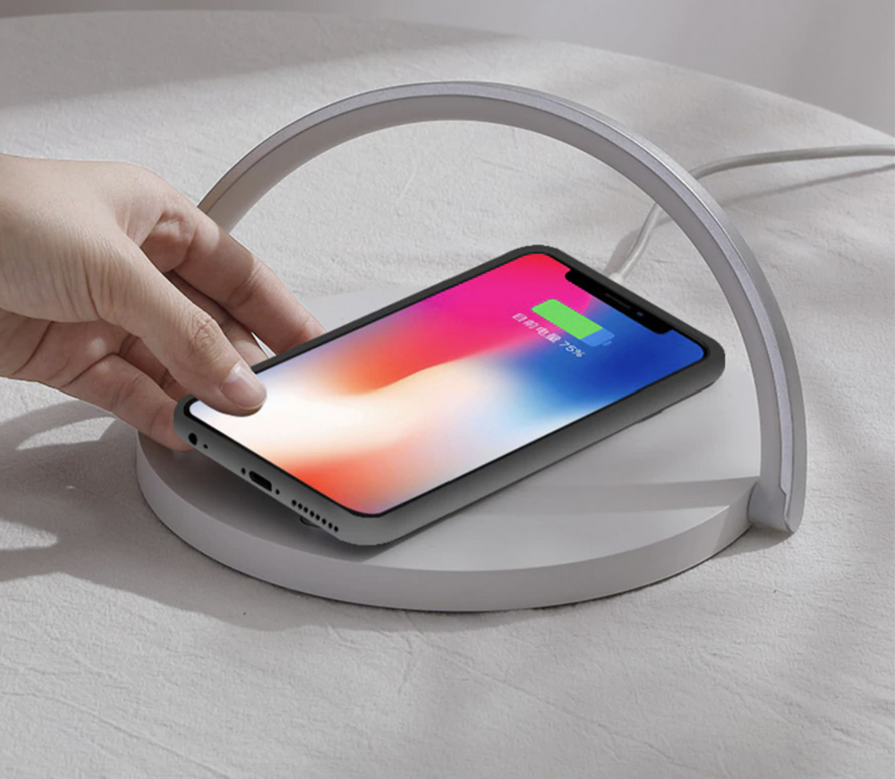 Enhanced Product Title: "Moderne LED-Nachttischlampe mit kabellosem Ladegerät – Stilvolle Tischlampe für Schlafzimmer & Nachttischbeleuchtung" 

This title includes relevant keywords while providing a clear description of the product's features and intend