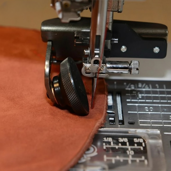 Optimized Product Title: "Hochwertiger Leder-Rollenfuß für Nähmaschine – Präzises Nähen & Vielseitige Anwendung" 

This title includes keywords that enhance search visibility while also highlighting the product's quality and versatility.