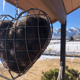Optimized Product Title: "Herzförmiger Vogelnestmaterial Halter mit Aufhängekette – Ideal für Vogelhäuser und Garten Dekoration" 

This title includes relevant keywords while also providing additional context to attract potential buyers.