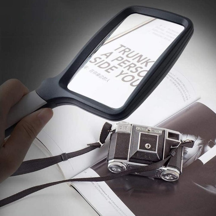Enhanced Product Title: "LED Handlupe für müheloses Lesen von Kleingedrucktem – Vergrößerungslinse mit integrierter Beleuchtung" 

This title includes relevant keywords for better visibility while clearly describing the product's features and benefits.