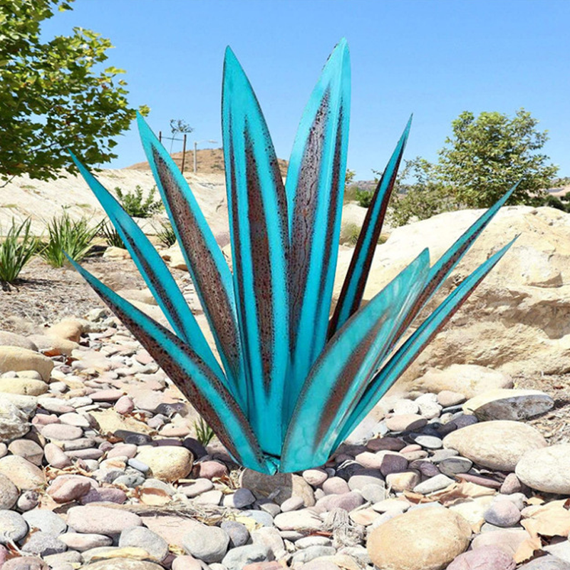 Solar Agave Garden Light – Handcrafted Metal, Weatherproof & Warm LED Glow