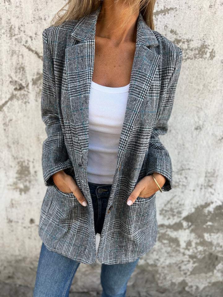 Optimized Product Title: "Vittoria Casual Checkered Blazer with Lapels - Stylish Women's Outerwear" 

This title includes relevant keywords while maintaining clarity and appeal for potential shoppers.