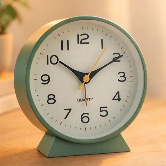 Silent Quartz Alarm Clock – Vintage Style, Tabletop Design & Home Decor