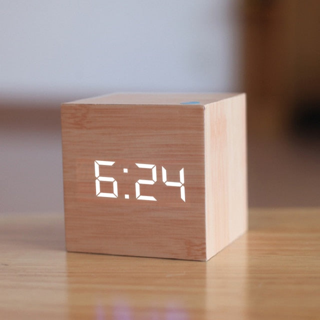 Optimized Product Title: "Digitaler LED-Wecker mit Temperaturanzeige und Alarmfunktion – Modernes Design für Schlafzimmer und Büro" 

This title includes relevant keywords while providing additional details to attract potential buyers.