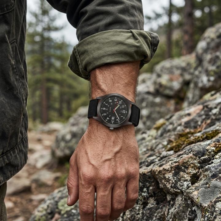 Enhanced Product Title: "Militärische Uhr mit strapazierfähigem Nylonarmband – Wasserfest, stoßfest & mit leuchtenden Zeigern für optimale Sichtbarkeit" 

This title includes relevant keywords while providing more detail about the product's features, enha