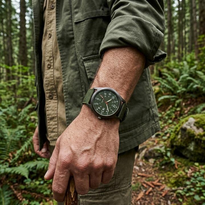 Enhanced Product Title: "Militärische Uhr mit strapazierfähigem Nylonarmband – Wasserfest, stoßfest & mit leuchtenden Zeigern für optimale Sichtbarkeit" 

This title includes relevant keywords while providing more detail about the product's features, enha