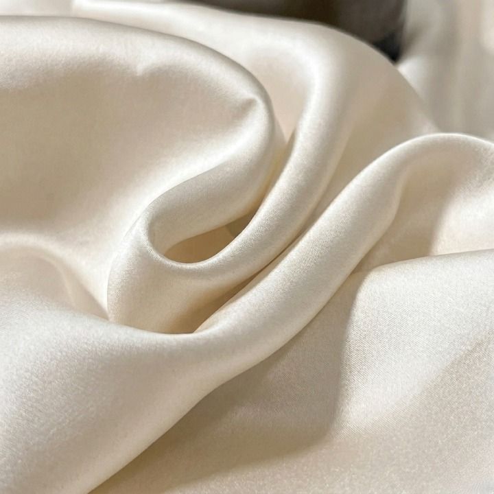 Mulberry Silk Fitted Sheet – Temperature-Regulating, Hypoallergenic & 3 Sizes