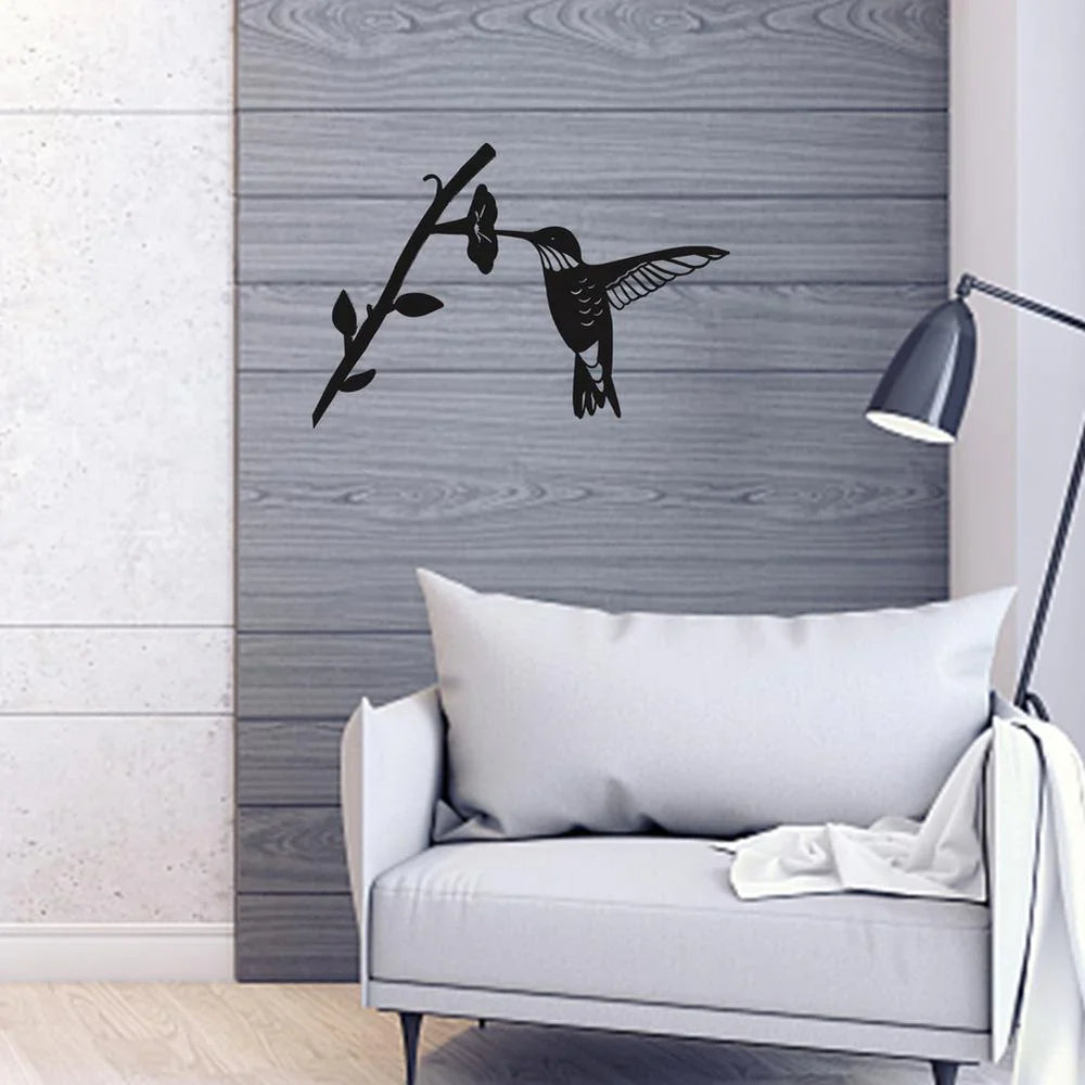 Enhanced Product Title: "Metall Vogel Silhouette – Elegante Wand- und Gartendekoration für Innen und Außen" 

This title includes keywords that potential customers might search for while also emphasizing the product's decorative use in both indoor and out