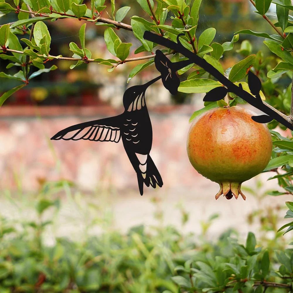 Enhanced Product Title: "Metall Vogel Silhouette – Elegante Wand- und Gartendekoration für Innen und Außen" 

This title includes keywords that potential customers might search for while also emphasizing the product's decorative use in both indoor and out