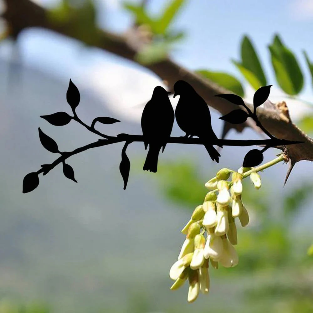 Enhanced Product Title: "Metall Vogel Silhouette – Elegante Wand- und Gartendekoration für Innen und Außen" 

This title includes keywords that potential customers might search for while also emphasizing the product's decorative use in both indoor and out