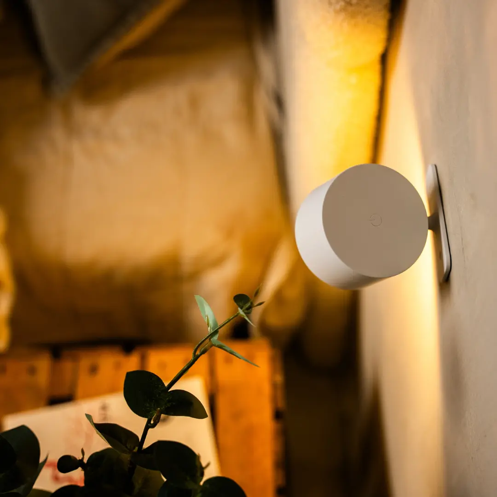 Optimized Product Title: "Kabellose Wandleuchte mit gemütlichem Licht – Einfache Steuerung per Knopfdruck für jeden Raum" 

This title includes relevant keywords and provides more detail about the product, making it more appealing for Google Shopping sear