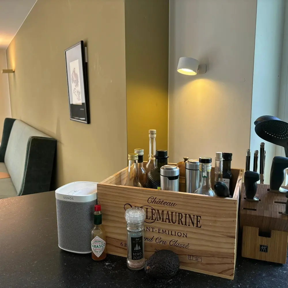 Optimized Product Title: "Kabellose Wandleuchte mit gemütlichem Licht – Einfache Steuerung per Knopfdruck für jeden Raum" 

This title includes relevant keywords and provides more detail about the product, making it more appealing for Google Shopping sear
