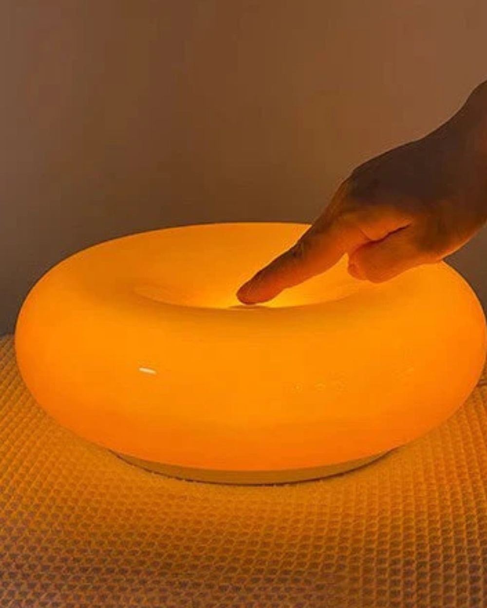 Enhanced Product Title: "Donut-Form Runde Tischlampe mit Sanftem LED-Licht – Stilvolle Beleuchtung für Ihr Zuhause" 

This title includes relevant keywords while maintaining clarity and appeal for potential customers.