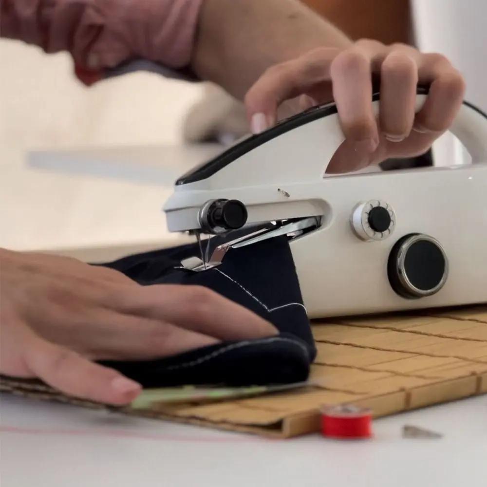 Optimized Product Title:  
"Tragbare Mini-Nähmaschine mit Zubehörset – 2 Geschwindigkeiten, USB-C & Batteriebetrieb – Ideal für Reisen & DIY-Projekte"  

This title includes relevant keywords while emphasizing the product's portability and versatility, ma