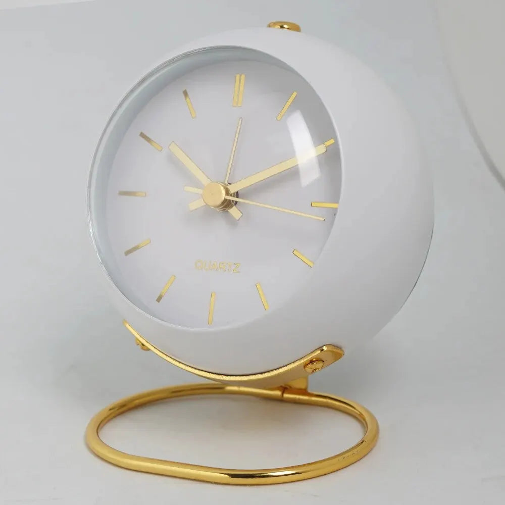 Optimized Product Title: "Eleganter Runder Quarz-Wecker mit Goldständer – Lautloser Mechanismus für Stil und Ruhe" 

This title includes keywords that enhance searchability while maintaining clarity and appeal.