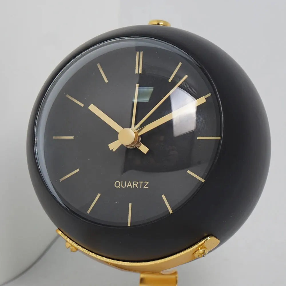 Optimized Product Title: "Eleganter Runder Quarz-Wecker mit Goldständer – Lautloser Mechanismus für Stil und Ruhe" 

This title includes keywords that enhance searchability while maintaining clarity and appeal.