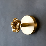 Enhanced Product Title: "Elegante Tier-Wandhaken mit Goldfinish – Stilvolle Aufbewahrungslösung für Ihr Zuhause" 

This title includes keywords that may improve search visibility and provides a clearer description of the product's purpose and appeal.