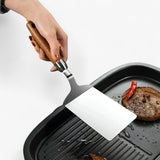 Optimized Product Title: "Quadratischer Grill- und Pfannenwender mit Holzgriff – Präzise Wendehilfe für perfekten Grillgenuss" 

This title includes relevant keywords while enhancing clarity and appeal for potential buyers.