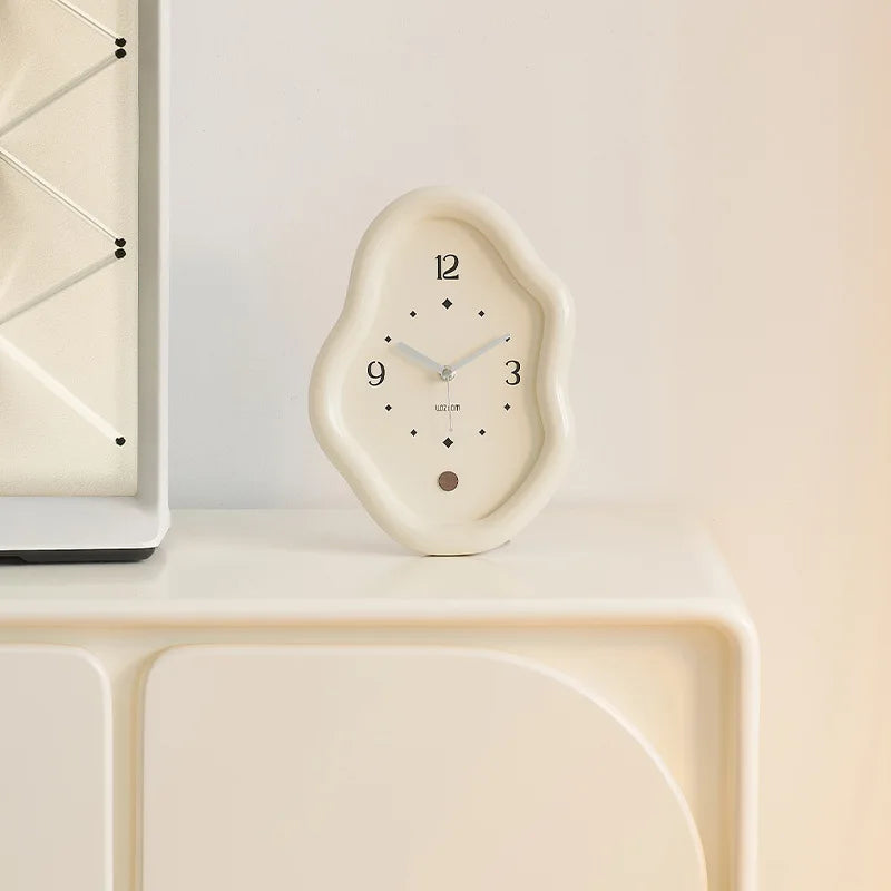 Organic Shape Wall Clock – Sculptural Wavy Frame, High-Gloss & Easy-Read Dial