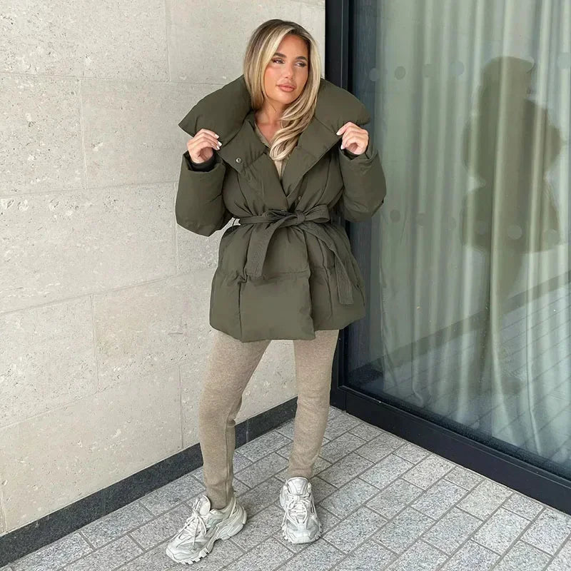 Enhanced Product Title: "Laura Elegante Wattierte Jacke für Damen – Stilvolle, Warmgefütterte Winterjacke mit Kapuze" 

This title includes relevant keywords and phrases that can improve visibility in Google Shopping searches while clearly describing the