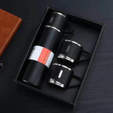 Optimized Product Title: **Thermoskanne Geschenkset mit 3 Bechern – Isolierflasche für warme & kalte Getränke, 500 ml, ideal für Reisen, Picknicks & Geschenke**